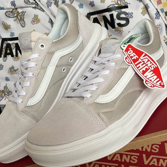 Vans WMNS Old Skool Over
Light Grey/White
VN0A7Q5ELGX
Platforms Sneakers - Picture 9 of 16